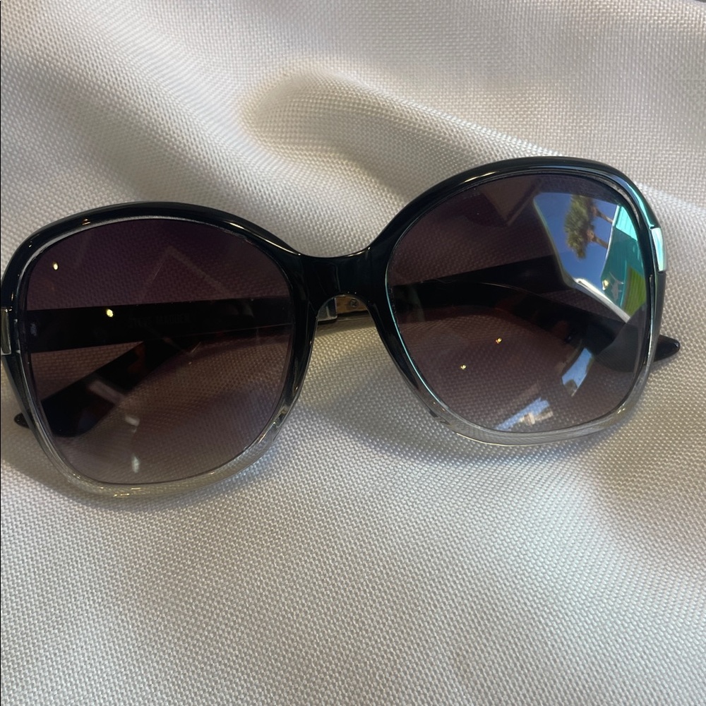Steve Madden Black Gradient Sunglasses
